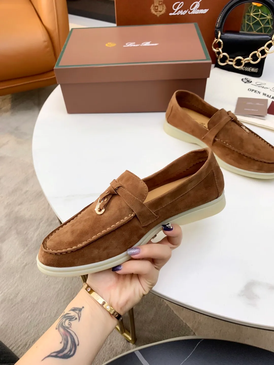 👟👟Ex-factory price 480 👟👟 Loro 👟👟Ex-factory price iana 💯Top genuine grade 💯Buy the original 1:1 copy💯 Founded the existing Loro 👟👟Ex-factory price iana company on April 24, 1924. It is now the sixth generation of family business, providing top quality products to customers who are discerning in taste and quality. Imported original fabrics. Imported Sheep Jing, made of plain calfskin lining. Hand-sewn thread. Original packaging. Size: 35-42 for women, 38-45 for men.